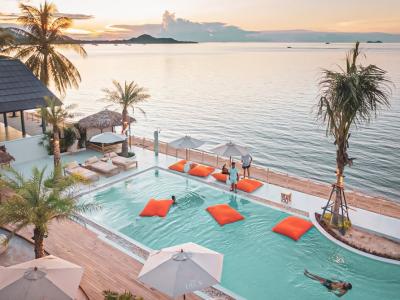 Deck Beach Club 6