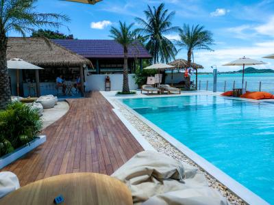 Deck Beach Club 7
